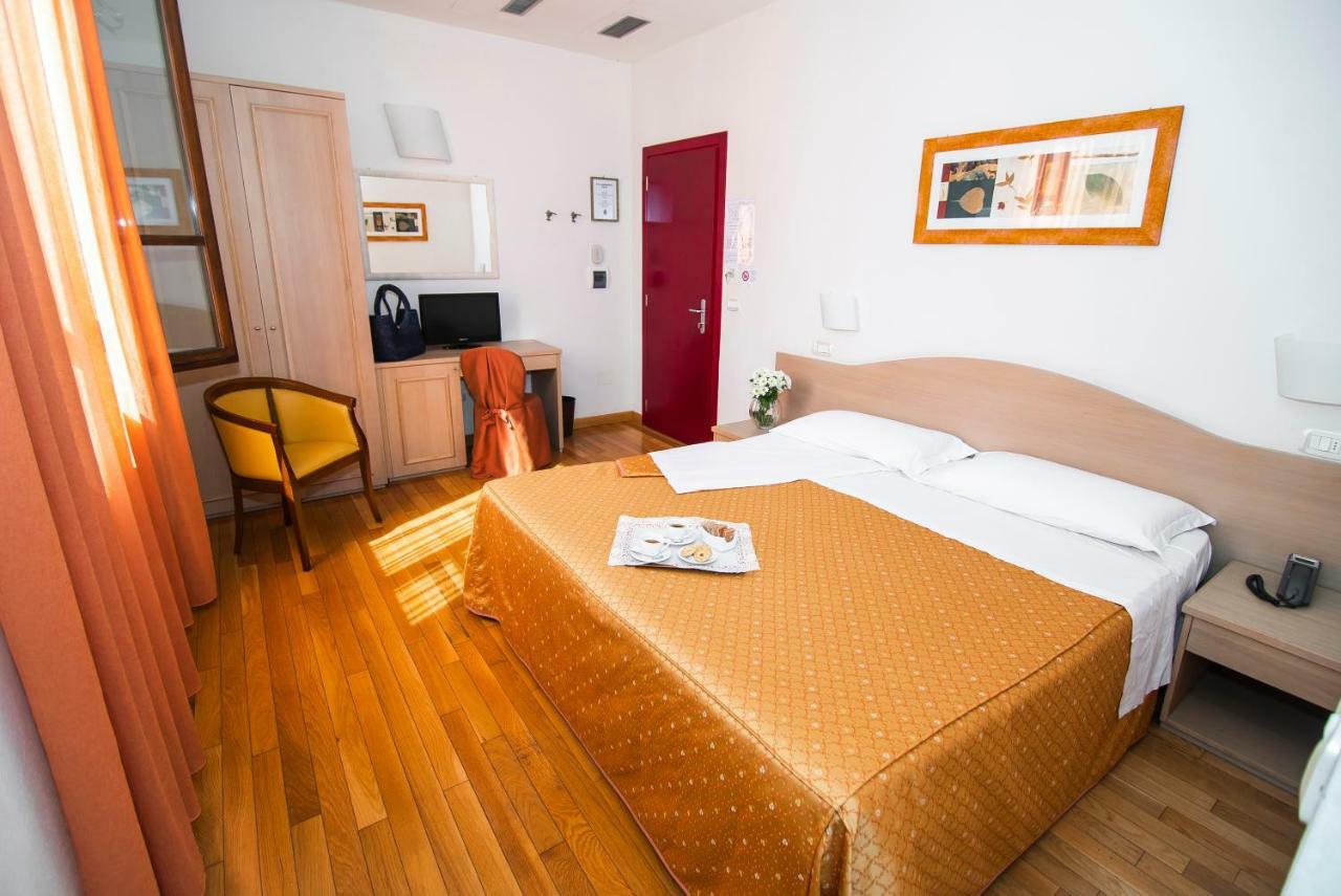 סיינה Hotel La Colonna מראה חיצוני תמונה