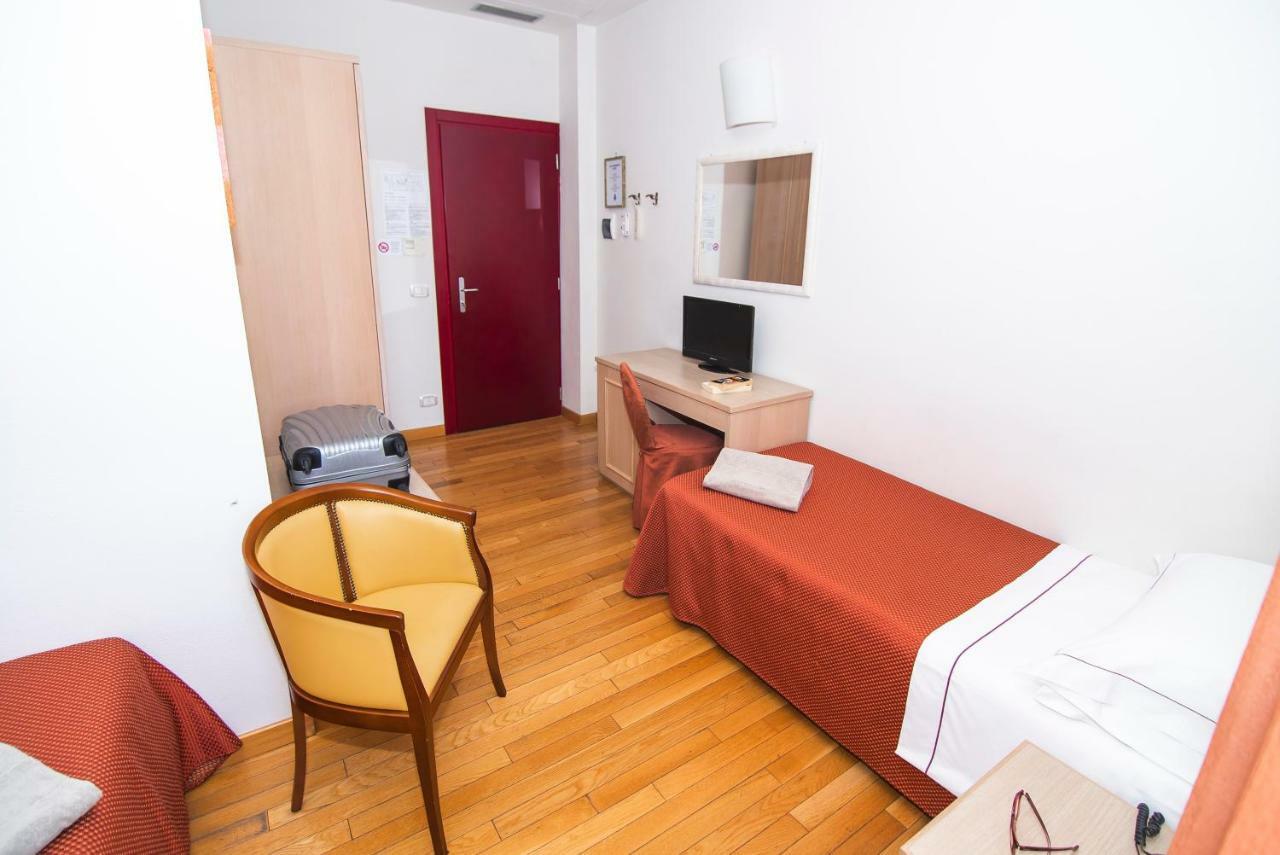 סיינה Hotel La Colonna מראה חיצוני תמונה